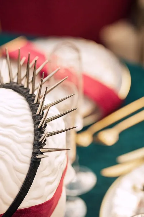 Бордово-изумрудный сет за круглым столом