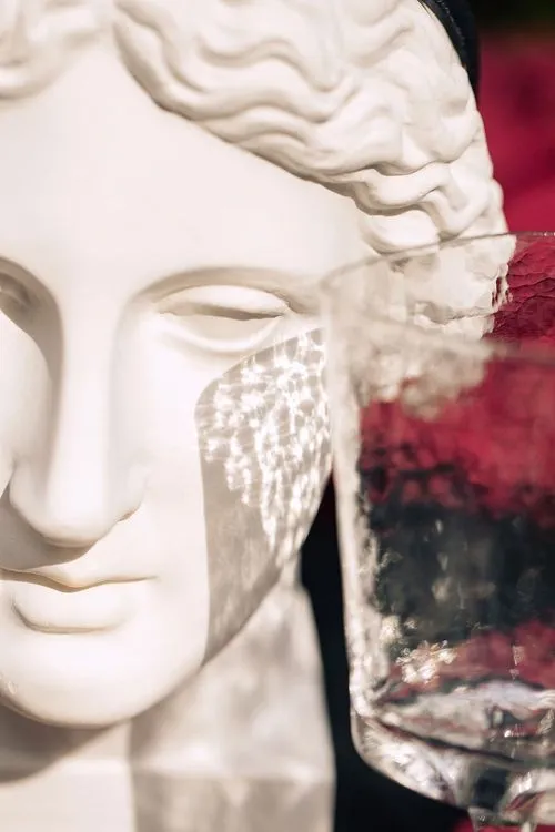 Бордово-изумрудный сет за круглым столом