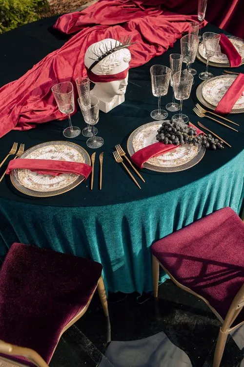 Бордово-изумрудный сет за круглым столом