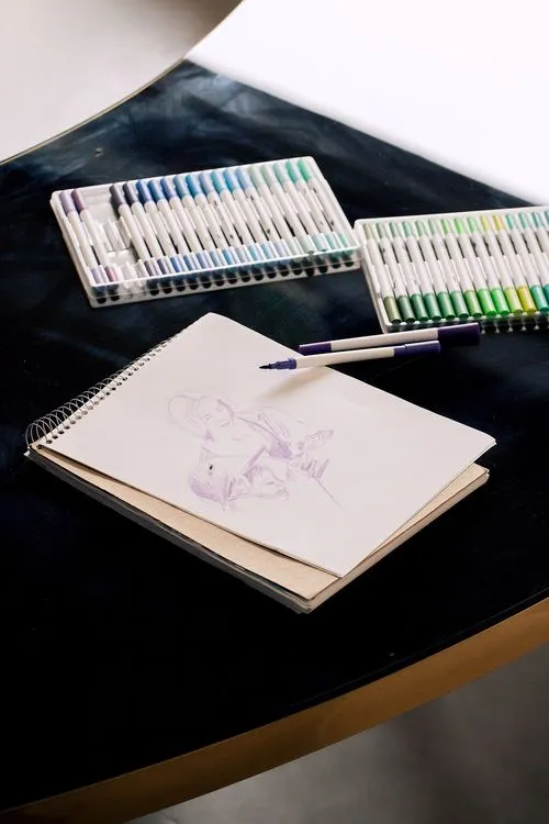 Черно-белые змейки с бархатными пуфами