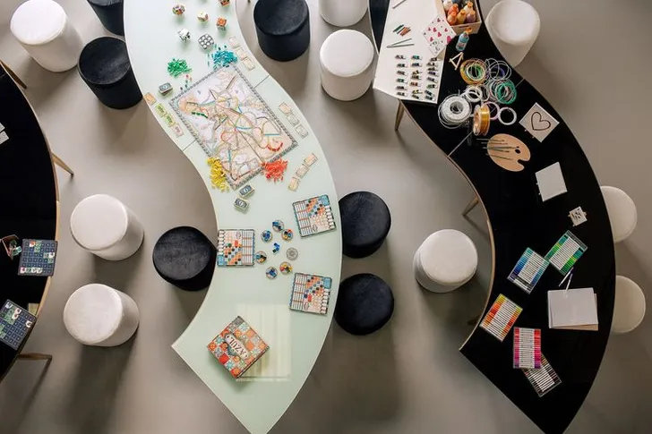 Черно-белые змейки с бархатными пуфами