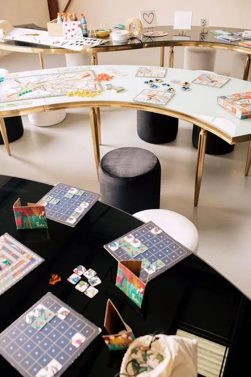 Черно-белые змейки с бархатными пуфами