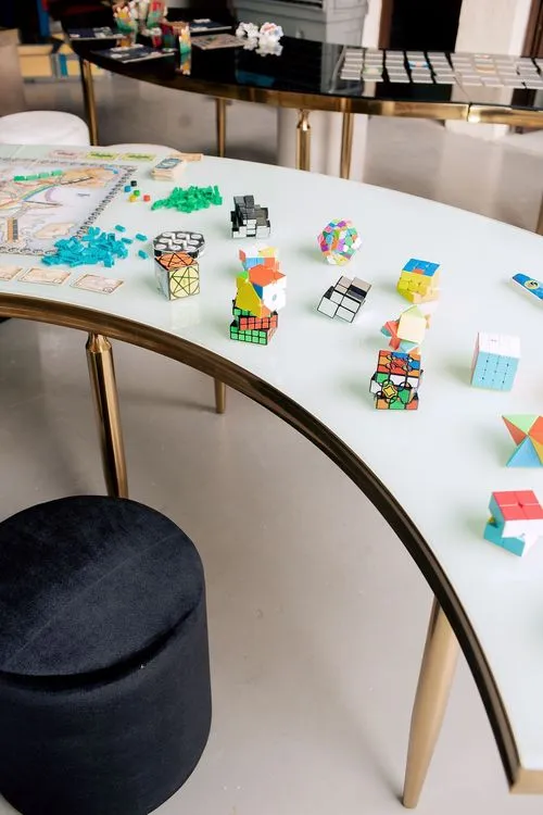 Черно-белые змейки с бархатными пуфами