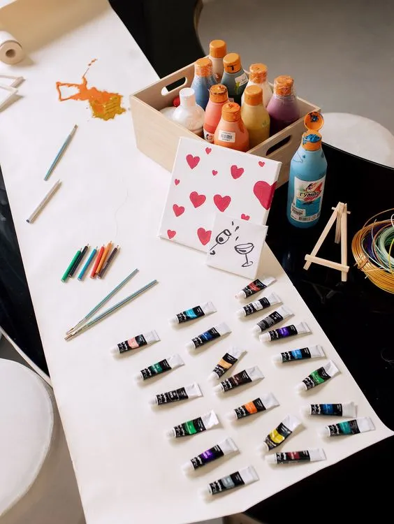 Черно-белые змейки с бархатными пуфами