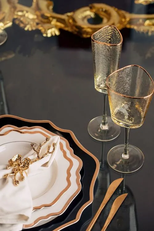 Черно-белый сет с золотом за круглым столом