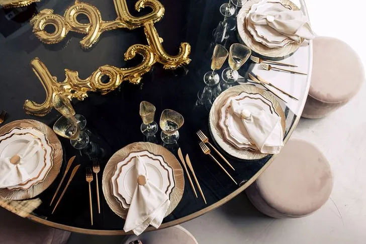 Черно-белый сет с золотом за круглым столом