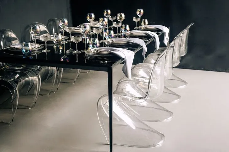 Черно-белый сет за прямоугольным столом