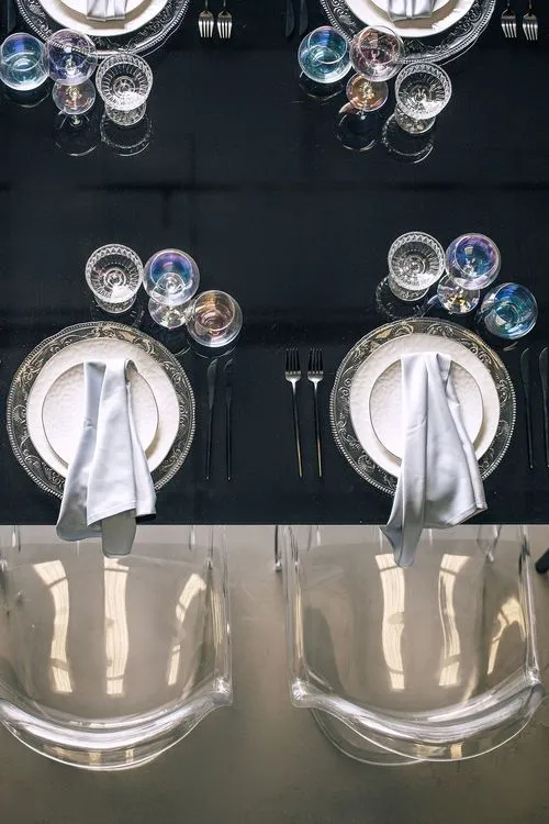 Черно-белый сет за прямоугольным столом