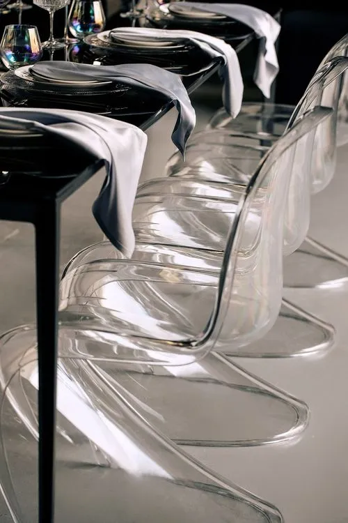 Черно-белый сет за прямоугольным столом