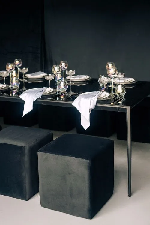 Черно-белый сет за прямоугольным столом