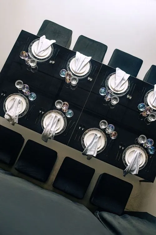 Черно-белый сет за прямоугольным столом