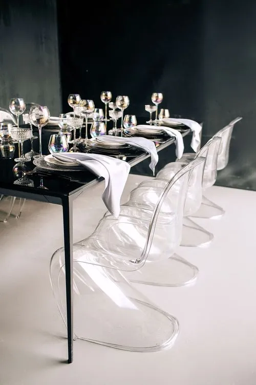 Черно-белый сет за прямоугольным столом