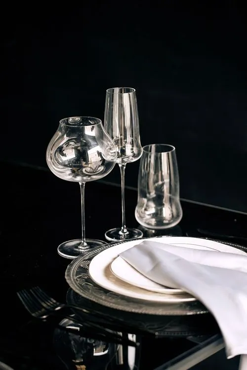 Черно-белый сет за прямоугольным столом