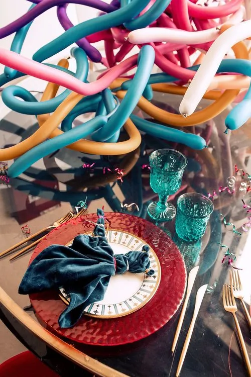 Детский сине-красный сет за круглым столом