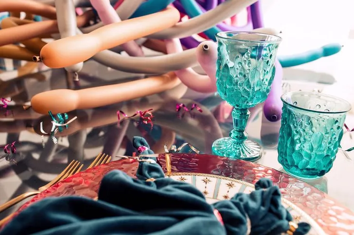 Детский сине-красный сет за круглым столом