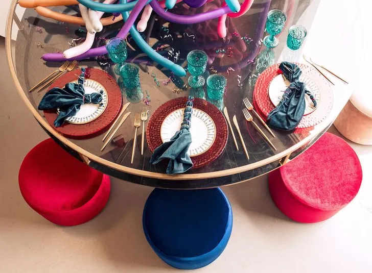 Детский сине-красный сет за круглым столом