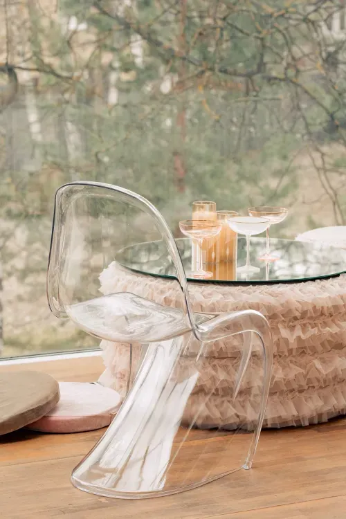 Дизайнерский сет айвори за прямоугольным столом