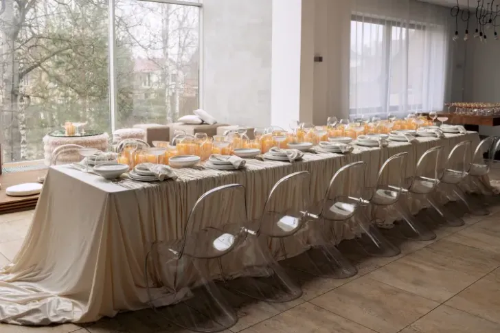 Дизайнерский сет айвори за прямоугольным столом