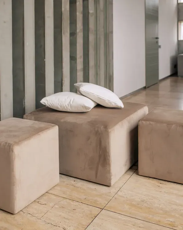 Дизайнерский сет айвори за прямоугольным столом