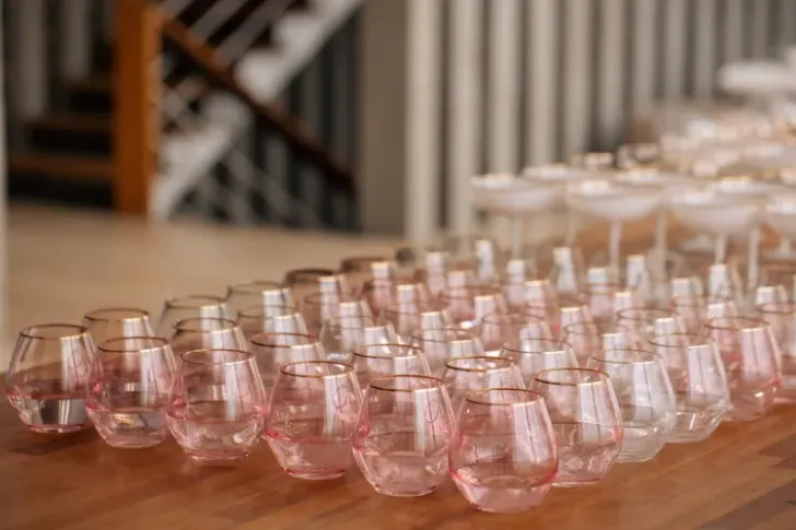 Дизайнерский сет айвори за прямоугольным столом