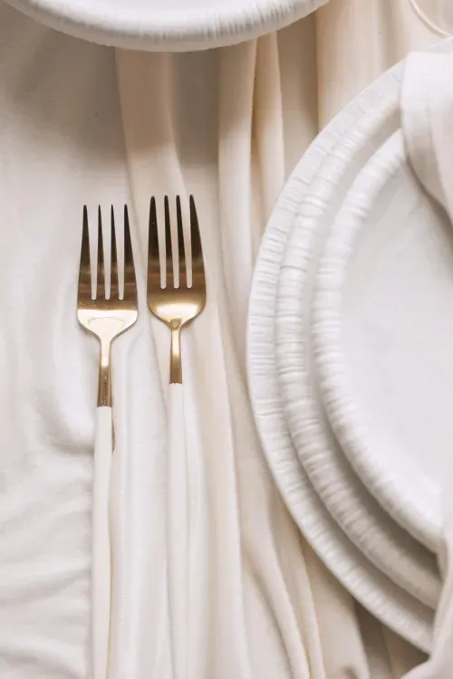 Дизайнерский сет айвори за прямоугольным столом