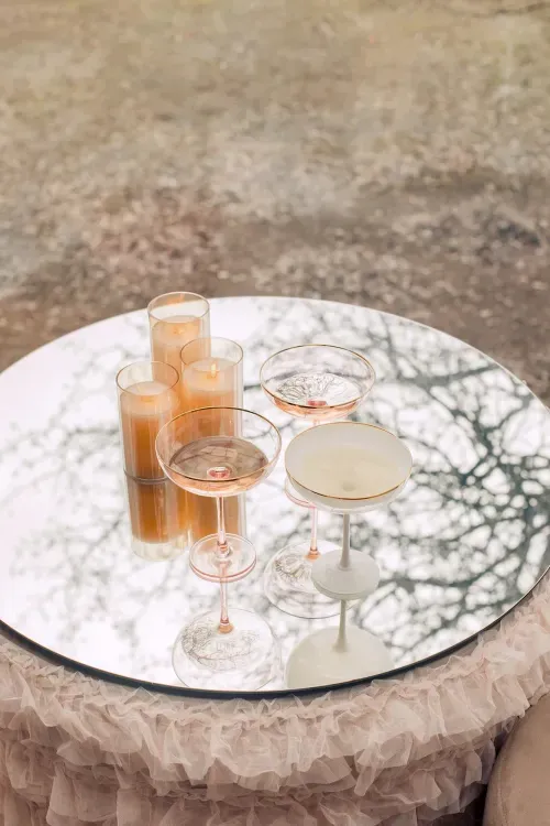 Дизайнерский сет айвори за прямоугольным столом