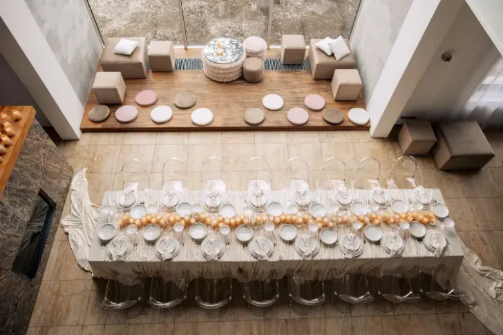 Дизайнерский сет айвори за прямоугольным столом