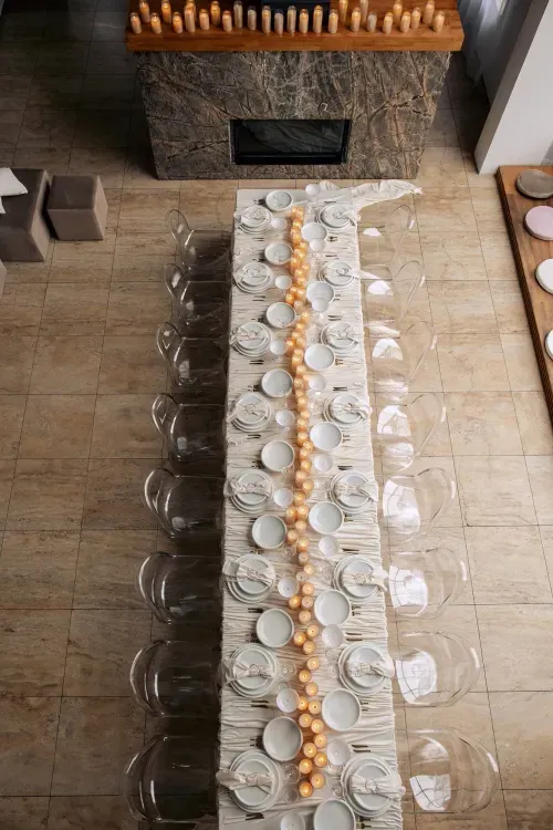 Дизайнерский сет айвори за прямоугольным столом