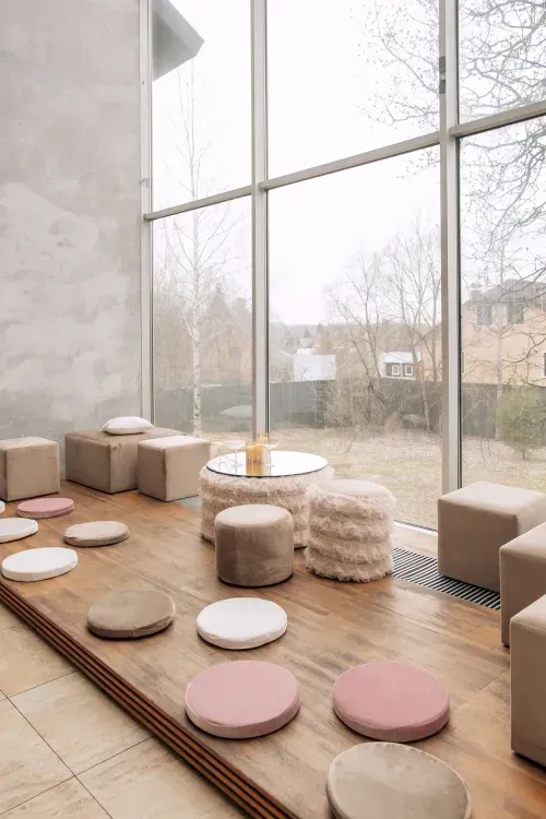 Дизайнерский сет айвори за прямоугольным столом