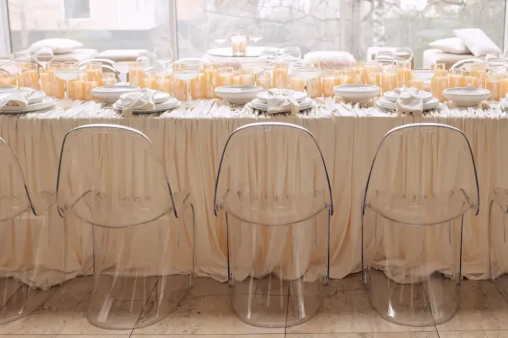 Дизайнерский сет айвори за прямоугольным столом