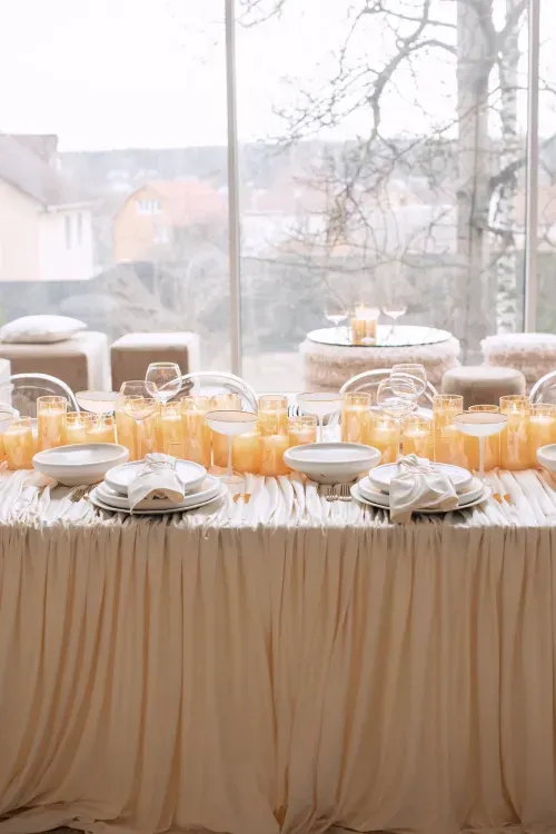 Дизайнерский сет айвори за прямоугольным столом