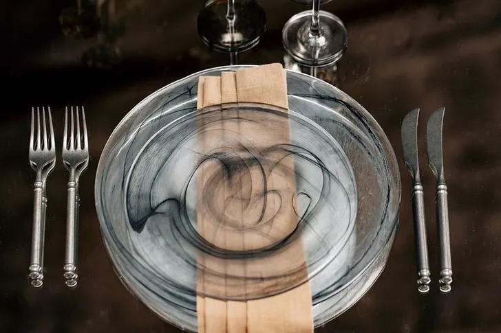 Дымчатая сервировка за прямоугольным  зеркальным столом