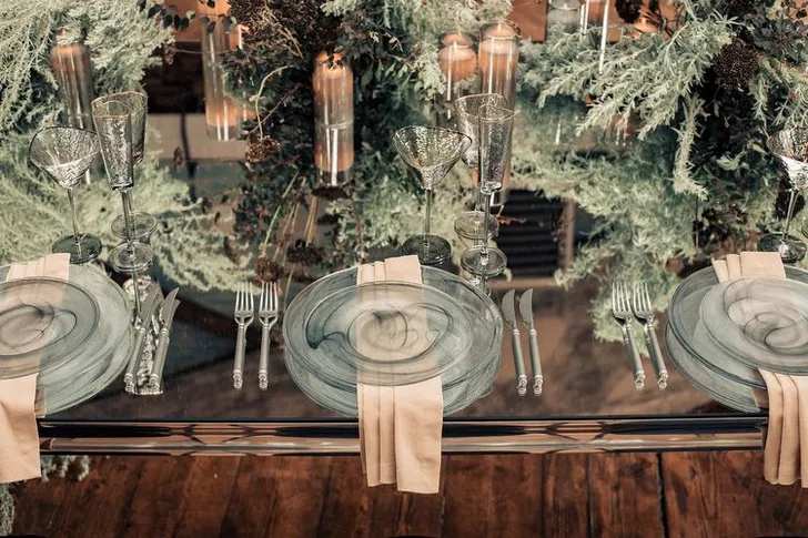 Дымчатая сервировка за прямоугольным  зеркальным столом