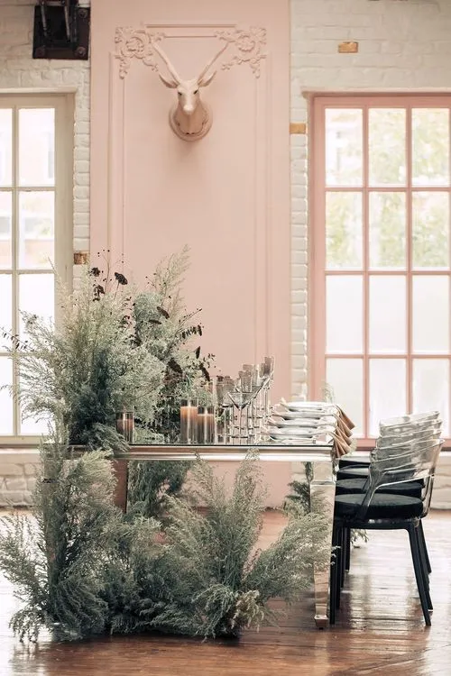 Дымчатая сервировка за прямоугольным  зеркальным столом