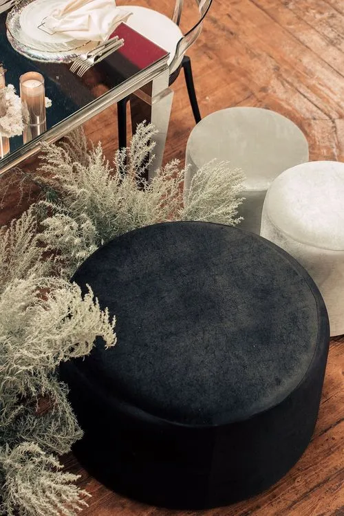 Дымчатая сервировка за прямоугольным  зеркальным столом