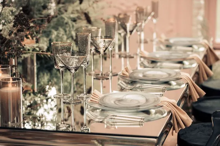 Дымчатая сервировка за прямоугольным  зеркальным столом