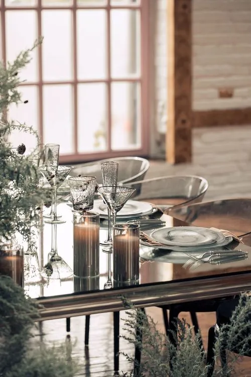 Дымчатая сервировка за прямоугольным  зеркальным столом