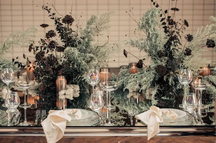 Дымчатая сервировка за прямоугольным  зеркальным столом