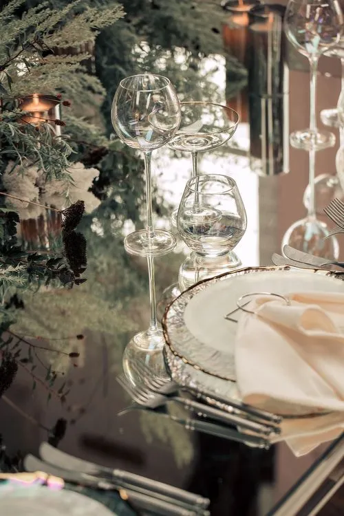 Дымчатая сервировка за прямоугольным  зеркальным столом