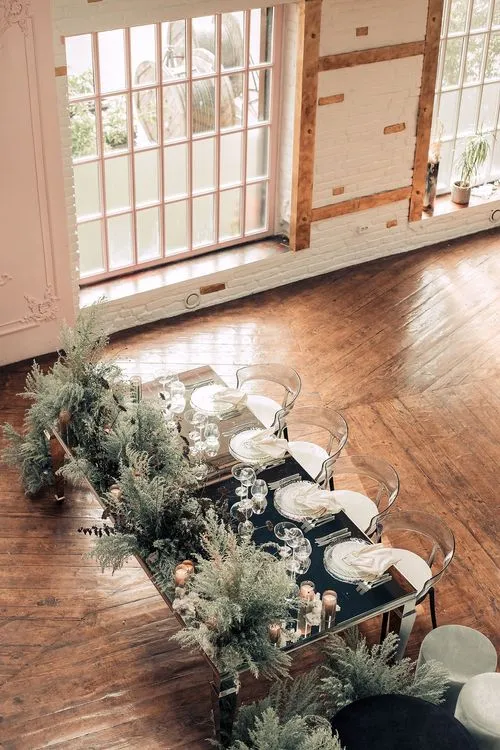 Дымчатая сервировка за прямоугольным  зеркальным столом