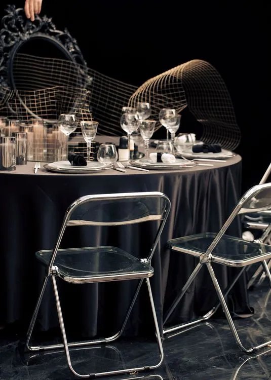 Дымчатый сет за круглым столом