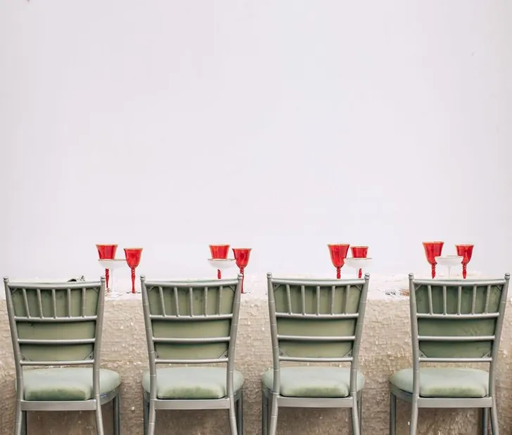 Фисташково-красный сет за прямоугольным столом