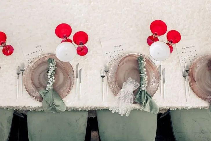 Фисташково-красный сет за прямоугольным столом