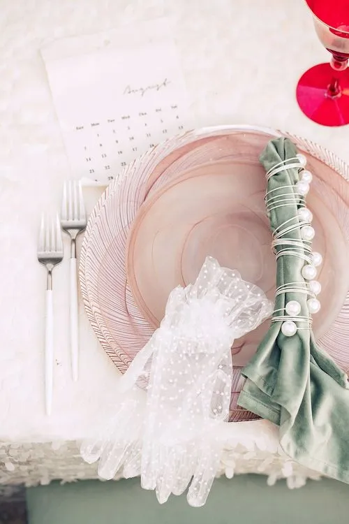 Фисташково-красный сет за прямоугольным столом