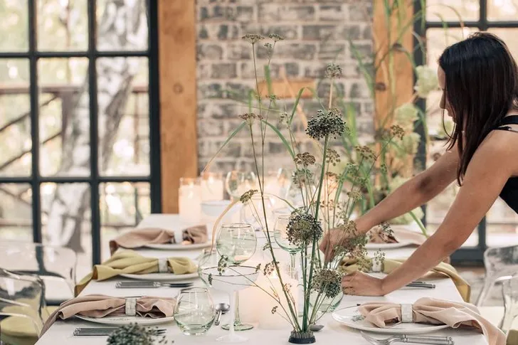 Горчичные и бежевые акценты за прямоугольным столом