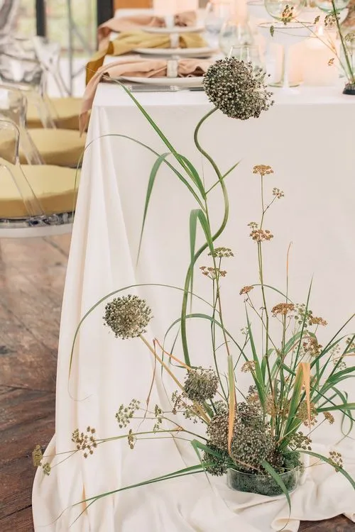 Горчичные и бежевые акценты за прямоугольным столом