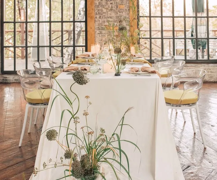 Горчичные и бежевые акценты за прямоугольным столом