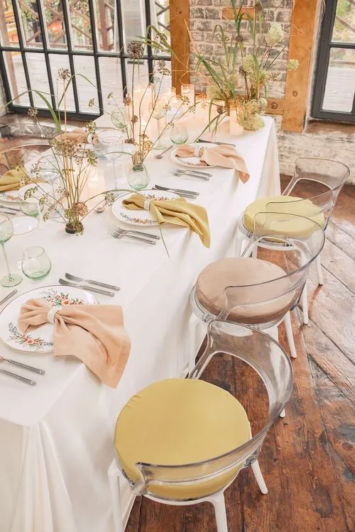 Горчичные и бежевые акценты за прямоугольным столом