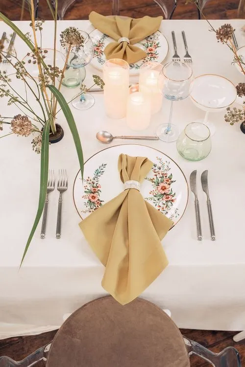 Горчичные и бежевые акценты за прямоугольным столом