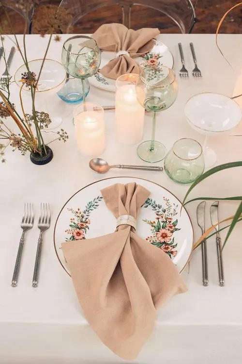 Горчичные и бежевые акценты за прямоугольным столом